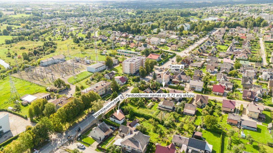 Parduodamas kompakti&scaron;kas gyvenamasis namas su 9,71 aro žemės sklypu Nepriklausomybės g. 31, Kelmėje.