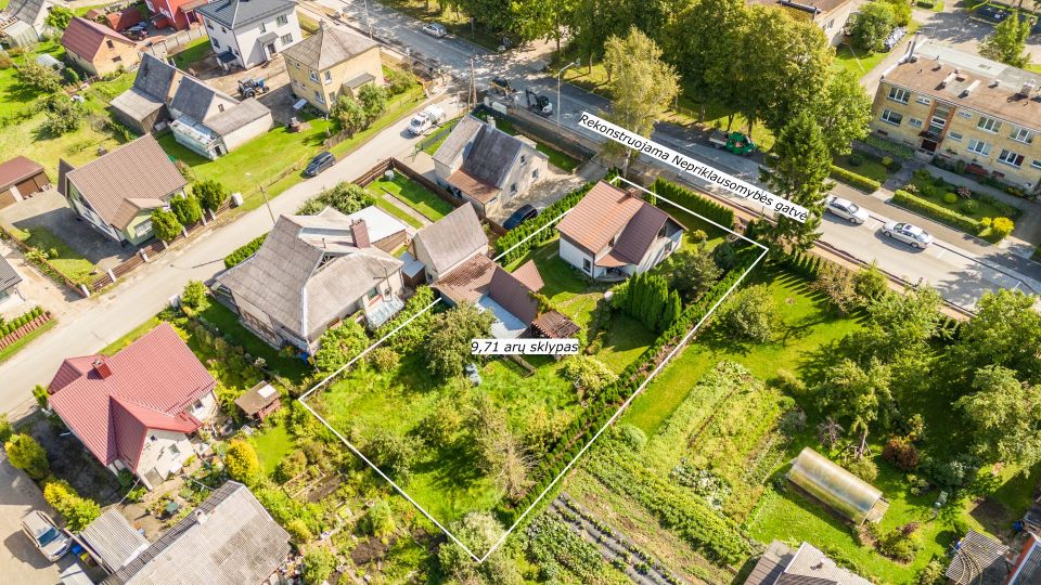 Parduodamas kompakti&scaron;kas gyvenamasis namas su 9,71 aro žemės sklypu Nepriklausomybės g. 31, Kelmėje.