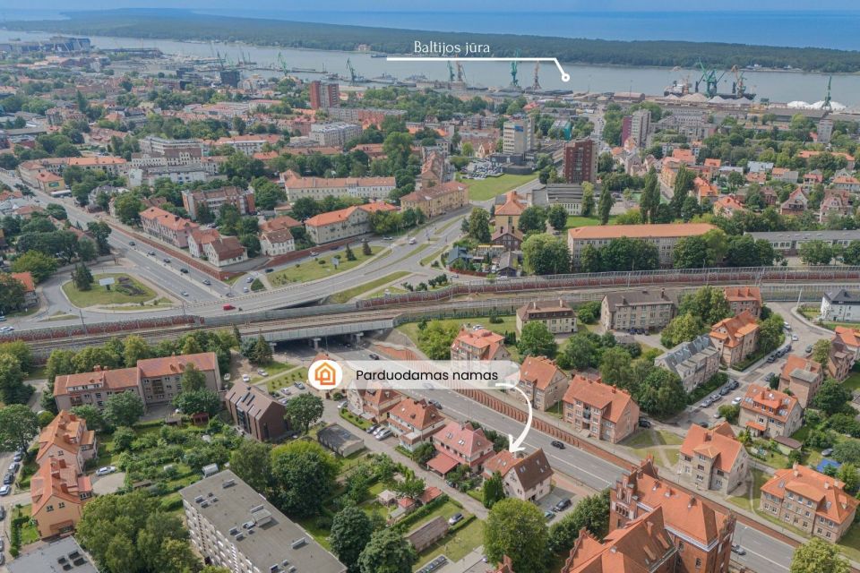 Parduodamas namas Klaipėdoje - gyvenamasis mūrinis namas su garažu ir 4,87 a sklypu pačiame Klaipėdos centre H. Manto g. 82A!