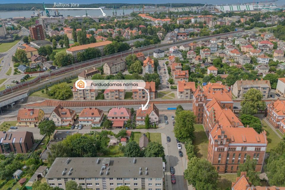Parduodamas namas Klaipėdoje - gyvenamasis mūrinis namas su garažu ir 4,87 a sklypu pačiame Klaipėdos centre H. Manto g. 82A!