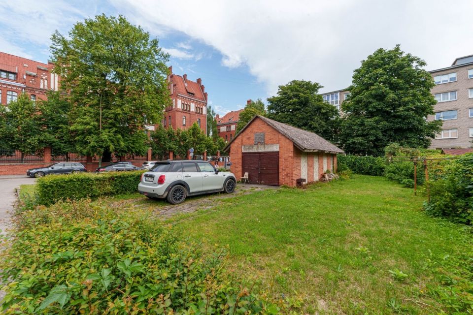 Parduodamas namas Klaipėdoje - gyvenamasis mūrinis namas su garažu ir 4,87 a sklypu pačiame Klaipėdos centre H. Manto g. 82A!