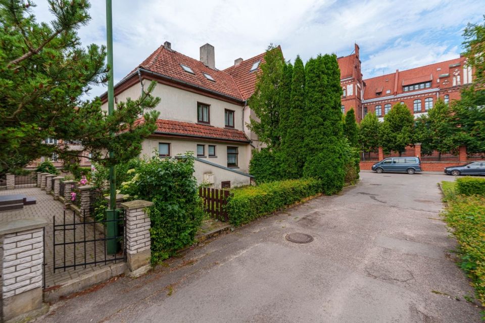 Parduodamas namas Klaipėdoje - gyvenamasis mūrinis namas su garažu ir 4,87 a sklypu pačiame Klaipėdos centre H. Manto g. 82A!