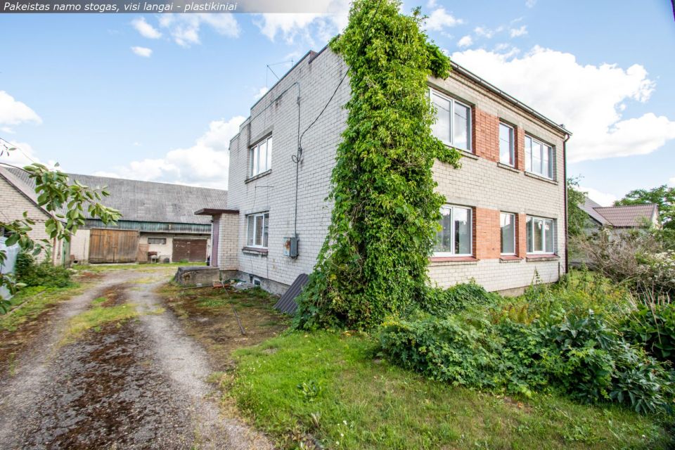 Parduodamas mūrinis namas Parko g. 31, Maneikių k., Kelmės r. (3km nuo Kelmės m.).
