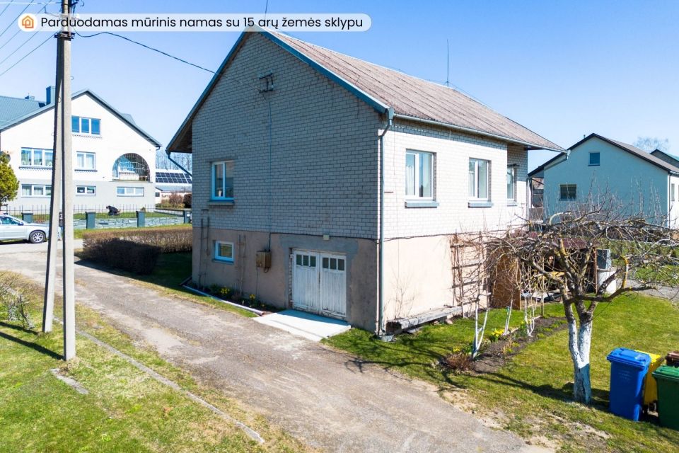 Parduodamas mūrinis namas su 15 arų žemės sklypu Kelmėje, Vakaro g.