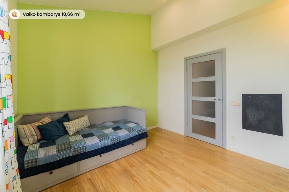 Parduodamas per du aukštus, išskirtinis 4 k. butas miesto centre, Dvaro g. 50, Šiauliuose
