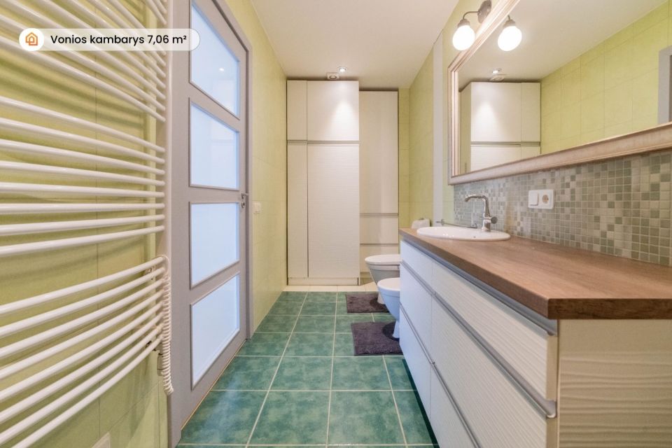 Parduodamas per du aukštus, išskirtinis 4 k. butas miesto centre, Dvaro g. 50, Šiauliuose