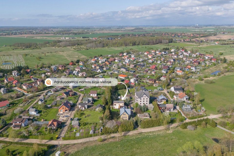 Parduodamas puikiai išlaikytas, erdvus ir itin kokybiškai įrengtas namas su terasa ir garažu įsikūręs ramioje ir patogioje vietoje – Kalotėje, Karklų g. 4., Klaipėdos r.sav