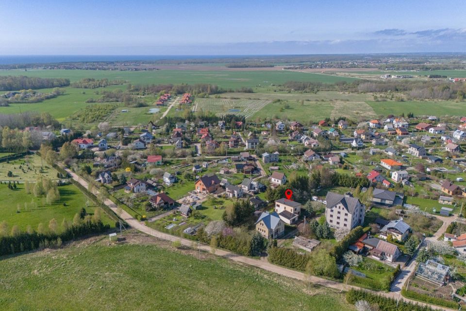 Parduodamas puikiai išlaikytas, erdvus ir itin kokybiškai įrengtas namas su terasa ir garažu įsikūręs ramioje ir patogioje vietoje – Kalotėje, Karklų g. 4., Klaipėdos r.sav