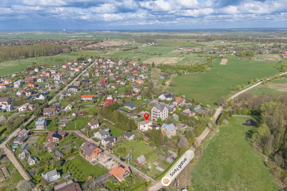 Parduodamas puikiai išlaikytas, erdvus ir itin kokybiškai įrengtas namas su terasa ir garažu įsikūręs ramioje ir patogioje vietoje – Kalotėje, Karklų g. 4., Klaipėdos r.sav