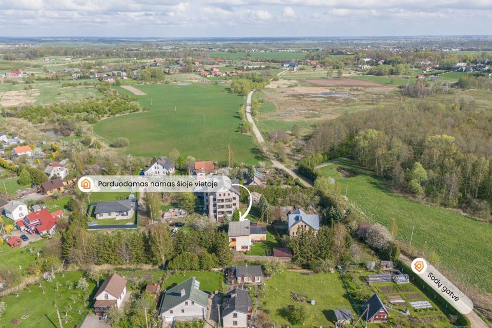 Parduodamas puikiai išlaikytas, erdvus ir itin kokybiškai įrengtas namas su terasa ir garažu įsikūręs ramioje ir patogioje vietoje – Kalotėje, Karklų g. 4., Klaipėdos r.sav