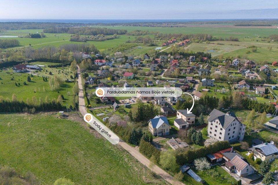 Parduodamas puikiai išlaikytas, erdvus ir itin kokybiškai įrengtas namas su terasa ir garažu įsikūręs ramioje ir patogioje vietoje – Kalotėje, Karklų g. 4., Klaipėdos r.sav