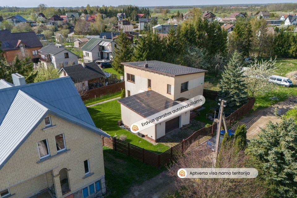 Parduodamas puikiai išlaikytas, erdvus ir itin kokybiškai įrengtas namas su terasa ir garažu įsikūręs ramioje ir patogioje vietoje – Kalotėje, Karklų g. 4., Klaipėdos r.sav