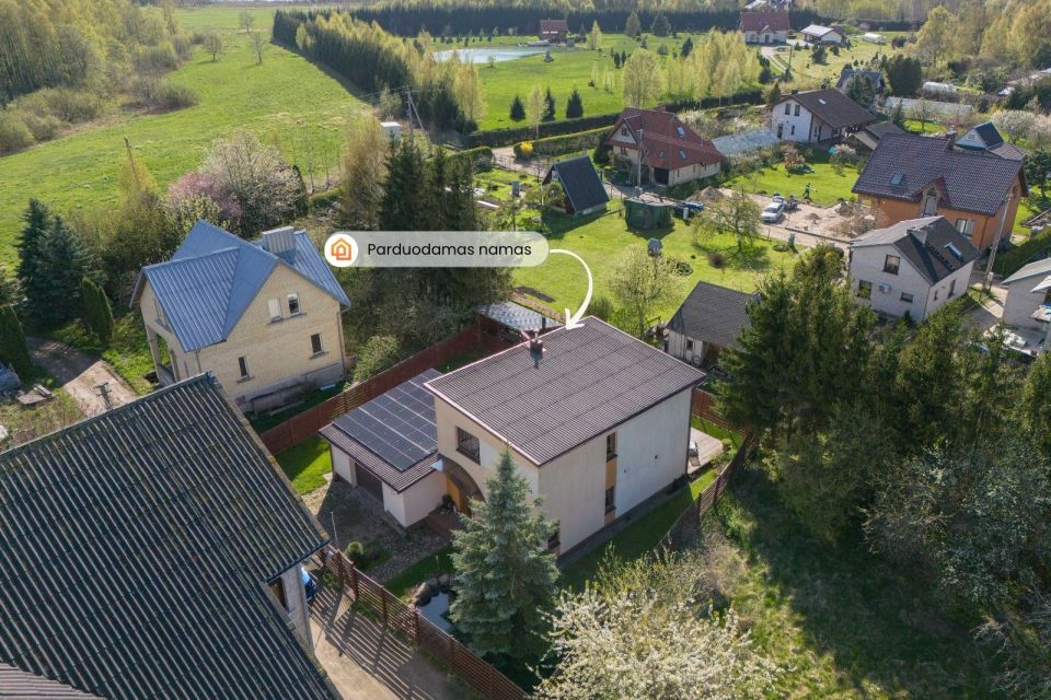 Parduodamas puikiai išlaikytas, erdvus ir itin kokybiškai įrengtas namas su terasa ir garažu įsikūręs ramioje ir patogioje vietoje – Kalotėje, Karklų g. 4., Klaipėdos r.sav