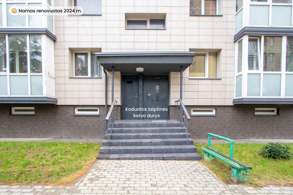 Parduodamas renovuotame name, po kapitalinio remonto šiuolaikiško interjero 1 kambario butas, Tilžės g. 40, Šiauliuose