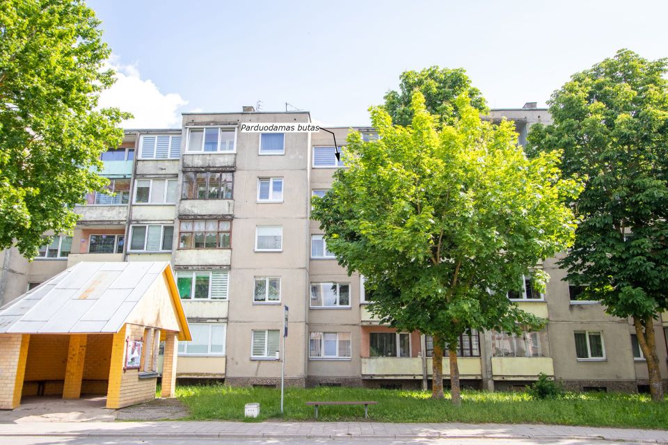 Parduodamas tvarkingas 2 kambarių butas Kuršėnuose, Daugėlių g. 61.