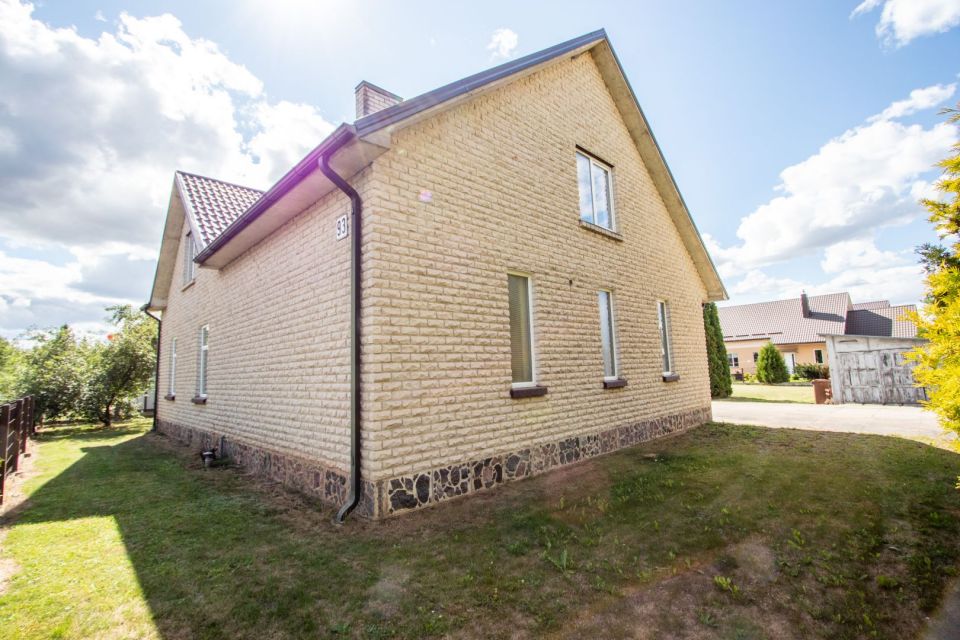 Parduodamas tvarkingas, pilnai įrengtas mūrinis namas Ukmergės g. 93, Šiauliai.