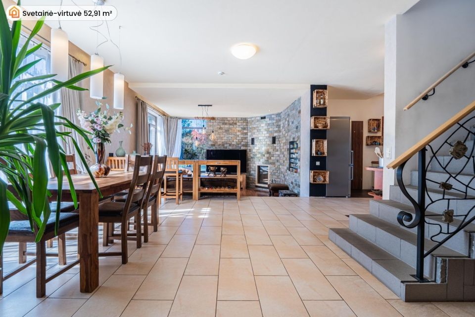 Parduodamas pilnai įrengtas 249,96 m&sup2; namas su mansarda Ketvergiuose, Mi&scaron;ko g.-16, Klaipėdos raj.  Namui priklauso erdvus 22,77 arų žemės sklypas