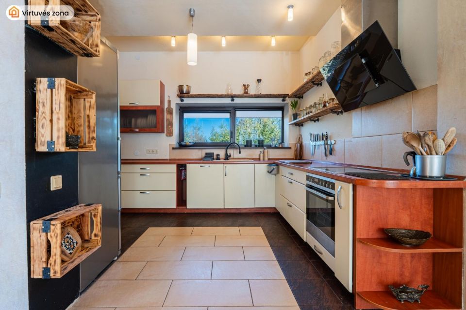 Parduodamas pilnai įrengtas 249,96 m&sup2; namas su mansarda Ketvergiuose, Mi&scaron;ko g.-16, Klaipėdos raj.  Namui priklauso erdvus 22,77 arų žemės sklypas