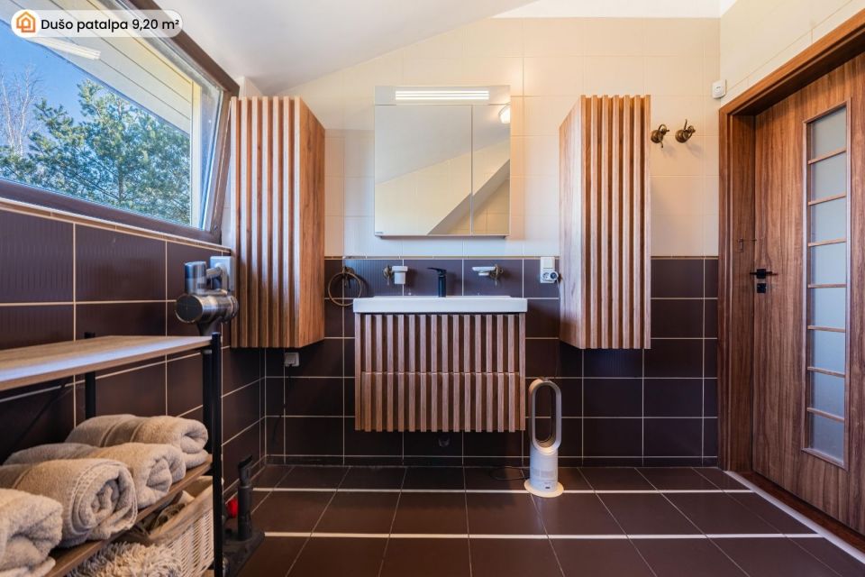 Parduodamas pilnai įrengtas 249,96 m&sup2; namas su mansarda Ketvergiuose, Mi&scaron;ko g.-16, Klaipėdos raj.  Namui priklauso erdvus 22,77 arų žemės sklypas