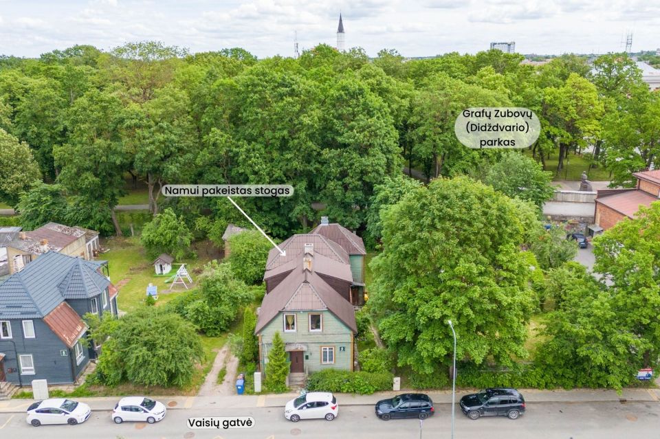 Parduodami du butai pačiame miesto centre besiribojančius su parku, Vaisių g. 6, &Scaron;iauliai