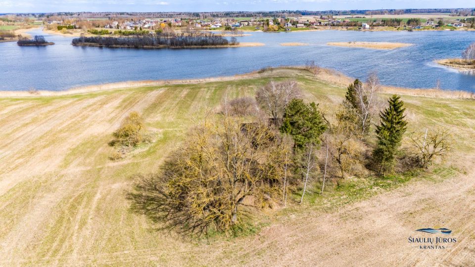 Parduodami unikalūs sklypai prie vandens telkinio, formuojamame 6 - ių erdvių sklypų, nedidelės koncentracijos kvartale - &bdquo;&Scaron;iaulių Jūros Krantas&ldquo;.
