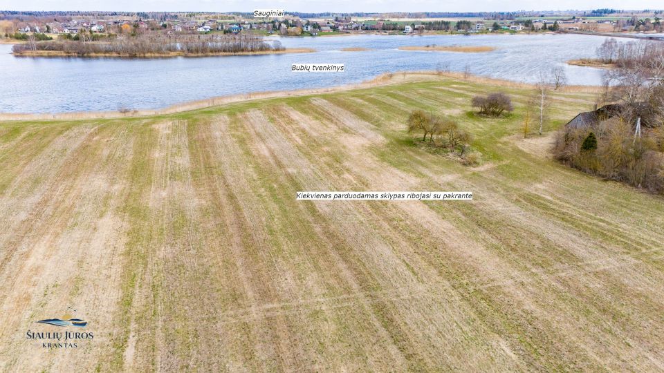 Parduodami unikalūs sklypai prie vandens telkinio, formuojamame 6 - ių erdvių sklypų, nedidelės koncentracijos kvartale - &bdquo;&Scaron;iaulių Jūros Krantas&ldquo;.