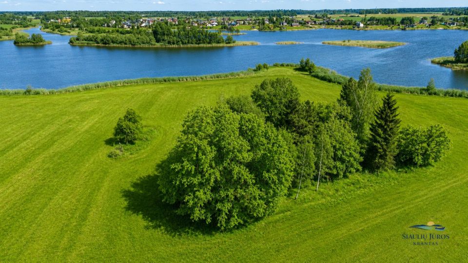Parduodami unikalūs sklypai prie vandens telkinio, formuojamame 6 - ių erdvių sklypų, nedidelės koncentracijos kvartale - &bdquo;&Scaron;iaulių Jūros Krantas&ldquo;.