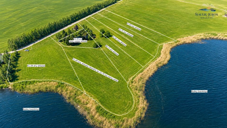 Parduodami unikalūs sklypai prie vandens telkinio, formuojamame 6 - ių erdvių sklypų, nedidelės koncentracijos kvartale - &bdquo;&Scaron;iaulių Jūros Krantas&ldquo;.