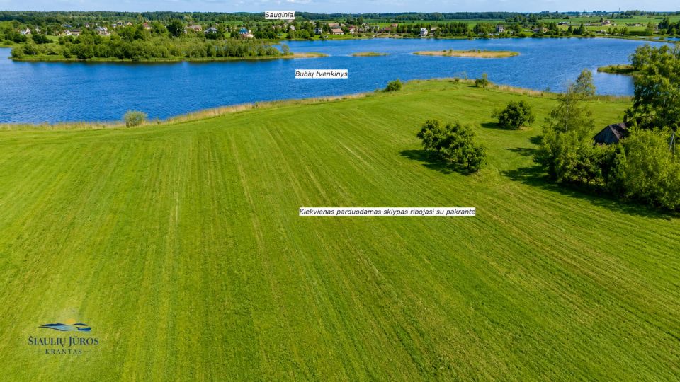 Parduodami unikalūs sklypai prie vandens telkinio, formuojamame 6 - ių erdvių sklypų, nedidelės koncentracijos kvartale - &bdquo;&Scaron;iaulių Jūros Krantas&ldquo;.