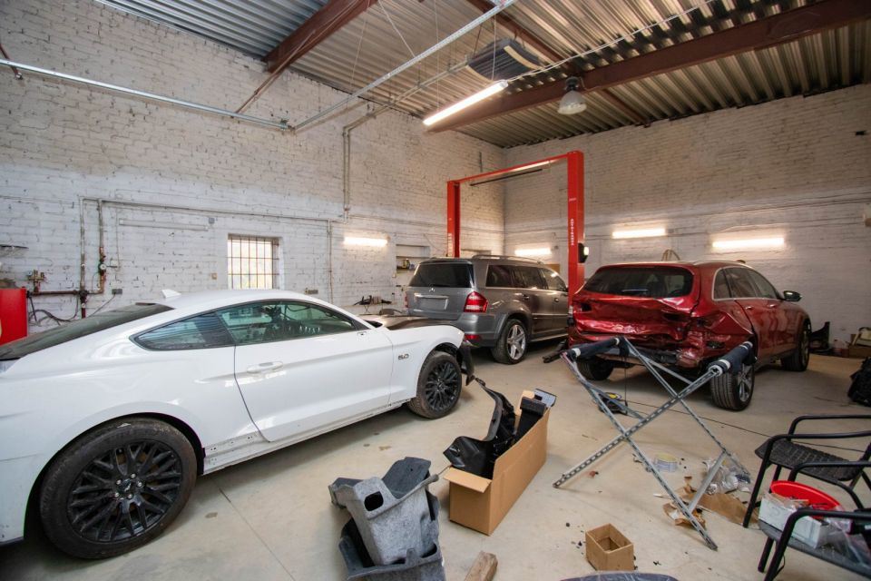 Parduodamos  1/2 dalis visų patalpų ir žemės sklypo kur pilnai vykdoma automobilių serviso veikla Šiaulių mieste, Mažosios Lietuvos g.3H