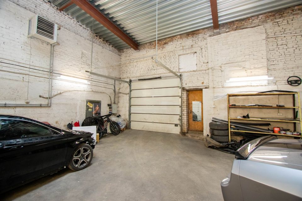 Parduodamos  1/2 dalis visų patalpų ir žemės sklypo kur pilnai vykdoma automobilių serviso veikla Šiaulių mieste, Mažosios Lietuvos g.3H