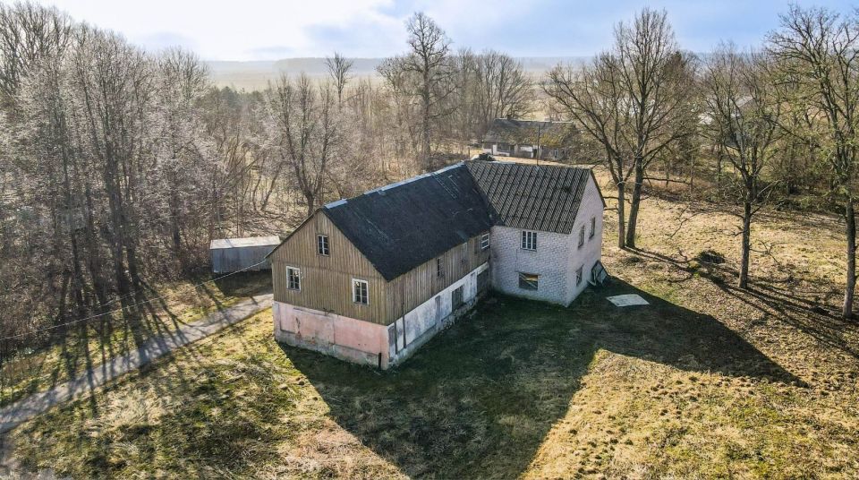 Parduodamos 398 kv.m. patalpos Bugenių k. Mažeikių r. su 48,80 a. sklypu