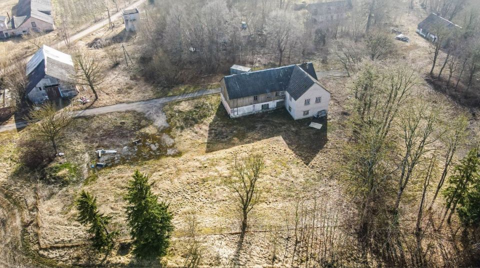 Parduodamos 398 kv.m. patalpos Bugenių k. Mažeikių r. su 48,80 a. sklypu