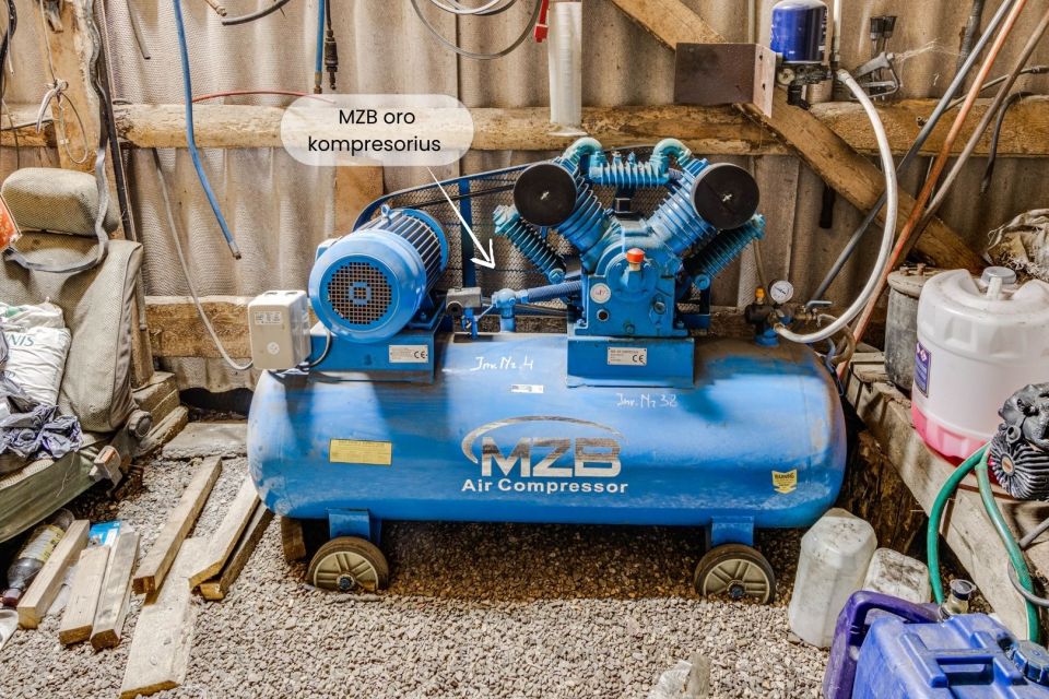 Parduodamos autoserviso patalpos su visa darbui reikalinga įranga Pakruojo r., Laipu&scaron;kių k.