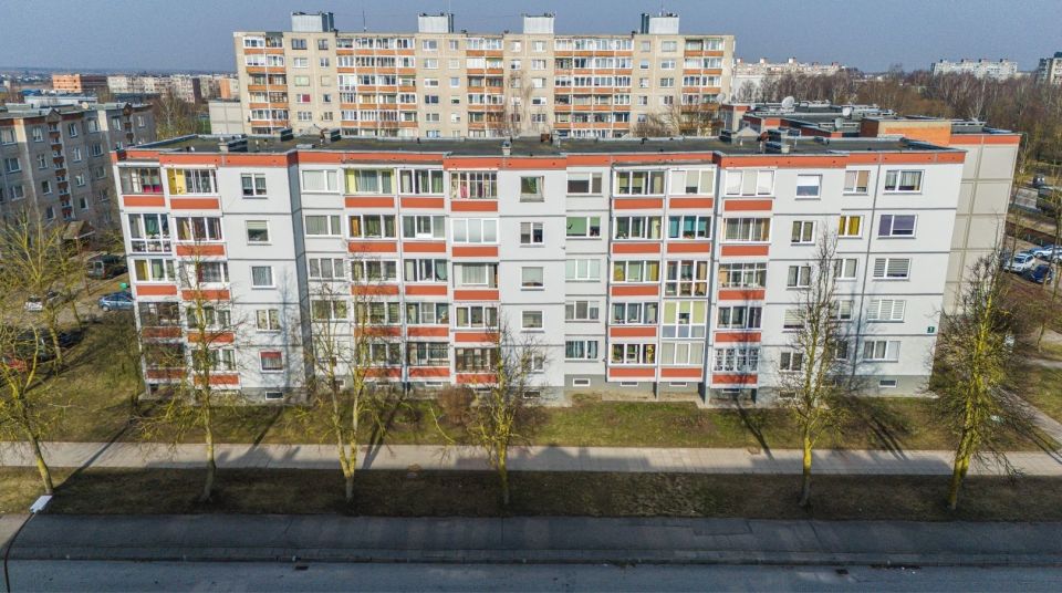PILNAI ĮRENGTAS! ANTRAME AUKŠTE parduodamas 3 kambarių butas Korsako g. 2, Šiauliuose