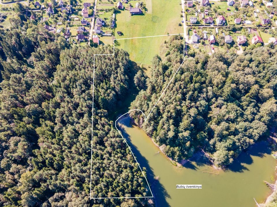 Prie Bubių tvenkinio parduodamas 1,45 ha žemės ūkio paskirties sklypas su mišku, Gervėnų k., Šiaulių r. (SB „Svarainis“).