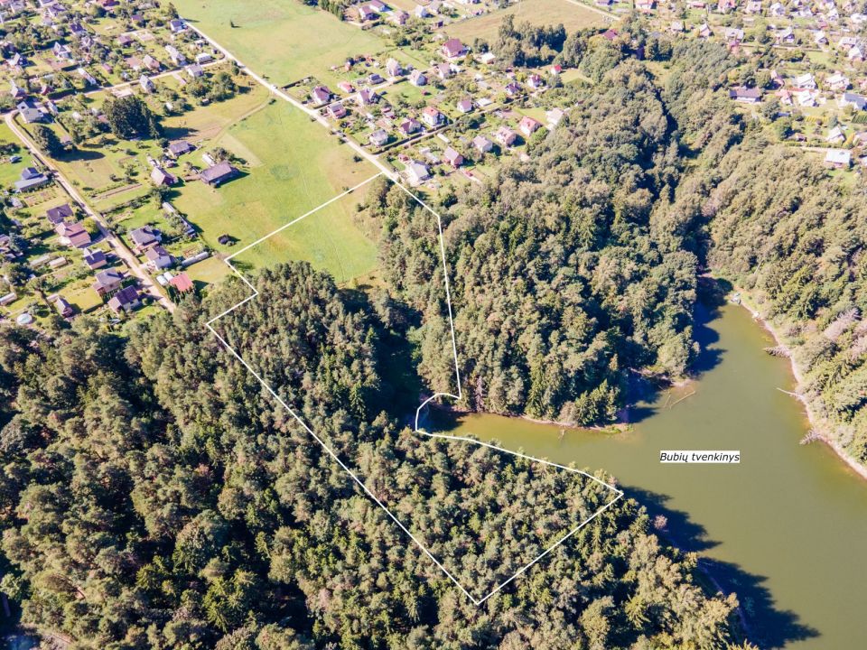 Prie Bubių tvenkinio parduodamas 1,45 ha žemės ūkio paskirties sklypas su mišku, Gervėnų k., Šiaulių r. (SB „Svarainis“).