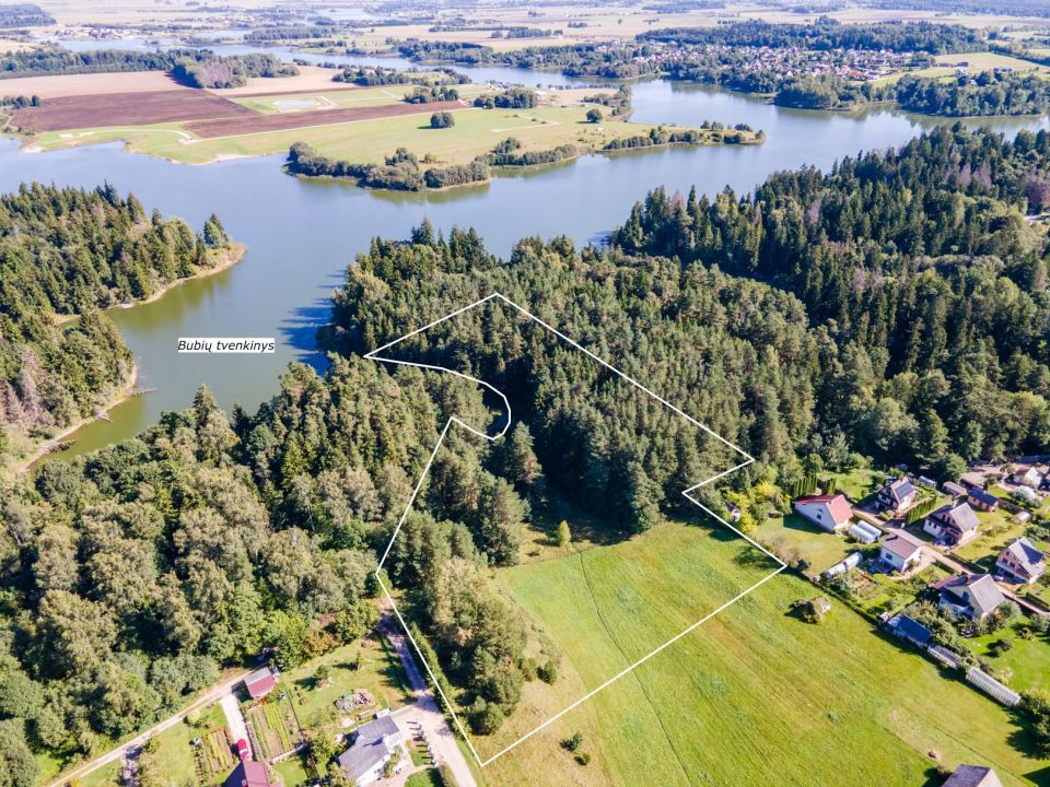 Prie Bubių tvenkinio parduodamas 1,45 ha žemės ūkio paskirties sklypas su mišku, Gervėnų k., Šiaulių r. (SB „Svarainis“).