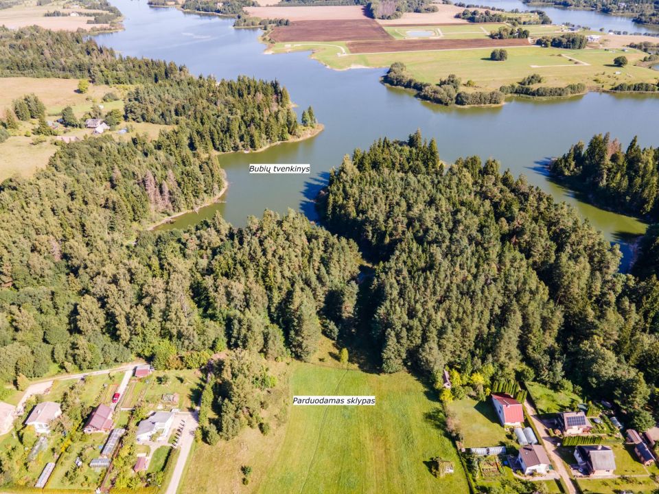 Prie Bubių tvenkinio parduodamas 1,45 ha žemės ūkio paskirties sklypas su mišku, Gervėnų k., Šiaulių r. (SB „Svarainis“).