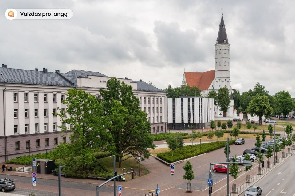 Prie &Scaron;iaulių miesto centrinės aik&scaron;tės parduodamas 2 kambarių butas &ndash; Varpo g. 27, vos keli žingsniai iki miesto bulvaro