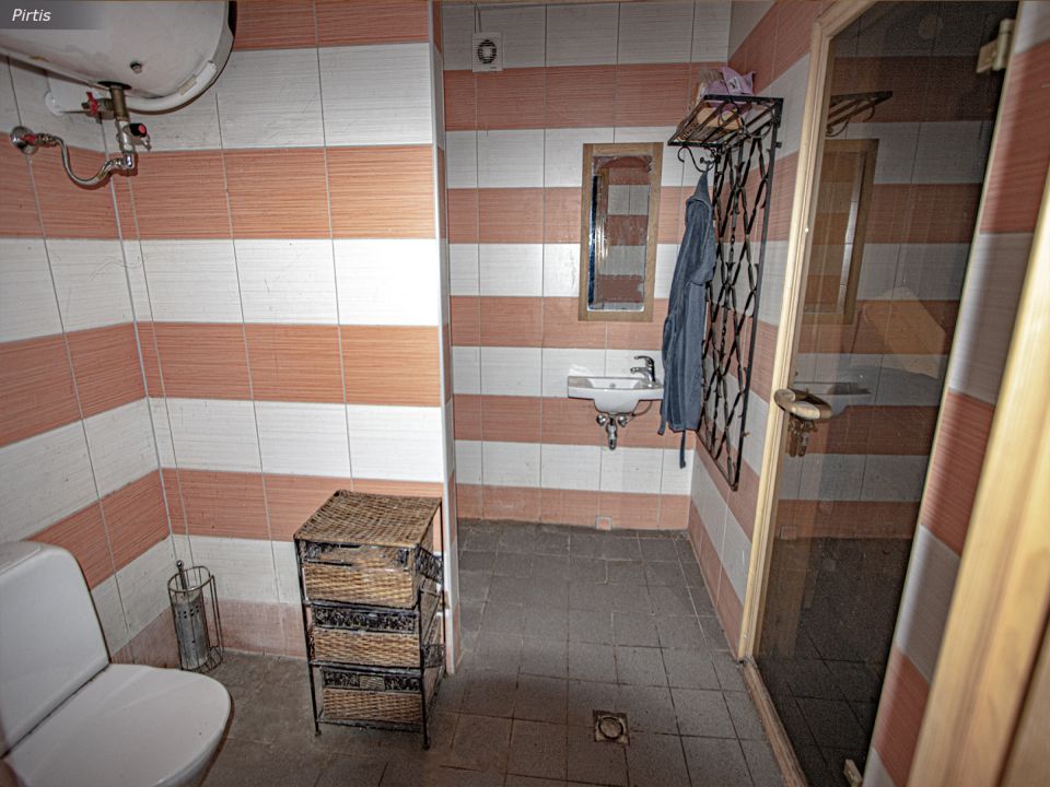Prienų rajone, Žvyrynų k., šalia miško parduodama sodyba su rąstiniu namu ir 12 ha., žemės sklypu, kuriame išvystytas šilauogių ir slyvų ūkis.