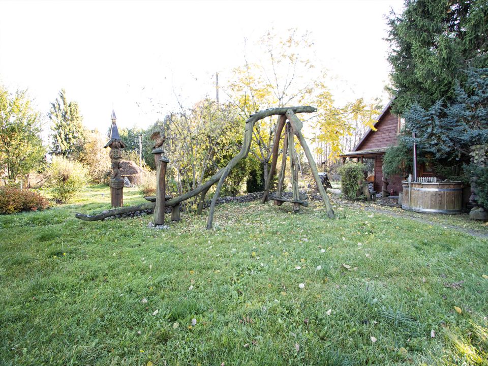 Prienų rajone, Žvyrynų k., šalia miško parduodama sodyba su rąstiniu namu ir 12 ha., žemės sklypu, kuriame išvystytas šilauogių ir slyvų ūkis.