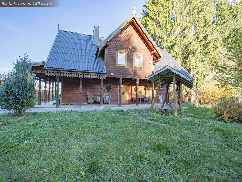 Prienų rajone, Žvyrynų k., šalia miško parduodama sodyba su rąstiniu namu ir 12 ha., žemės sklypu, kuriame išvystytas šilauogių ir slyvų ūkis.