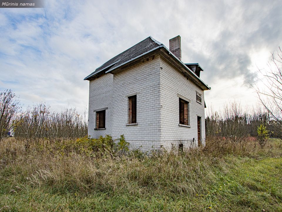 Prienų rajone, Žvyrynų k., šalia miško parduodamas mūrinis namas su 2,5 ha., žemės sklypu.