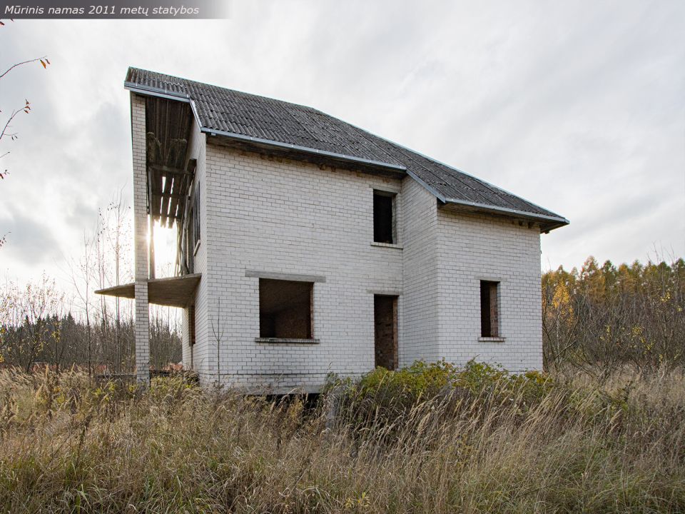 Prienų rajone, Žvyrynų k., šalia miško parduodamas mūrinis namas su 2,5 ha., žemės sklypu.