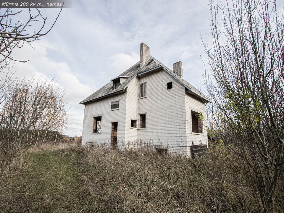 Prienų rajone, Žvyrynų k., šalia miško parduodamas mūrinis namas su 2,5 ha., žemės sklypu.