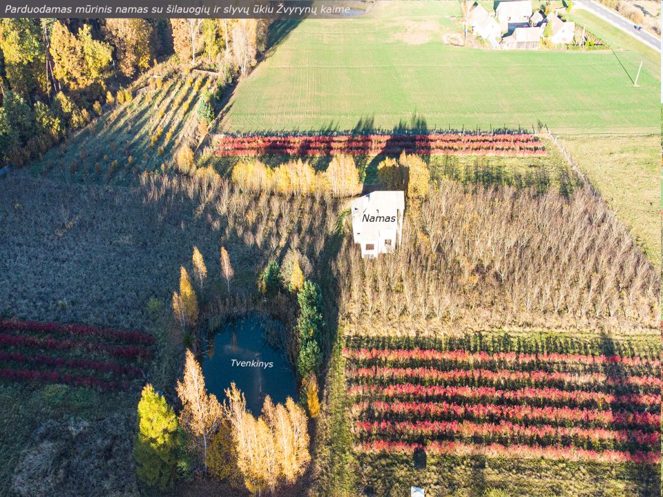 Prienų rajone, Žvyrynų k., šalia miško parduodamas mūrinis namas su 2,5 ha., žemės sklypu.