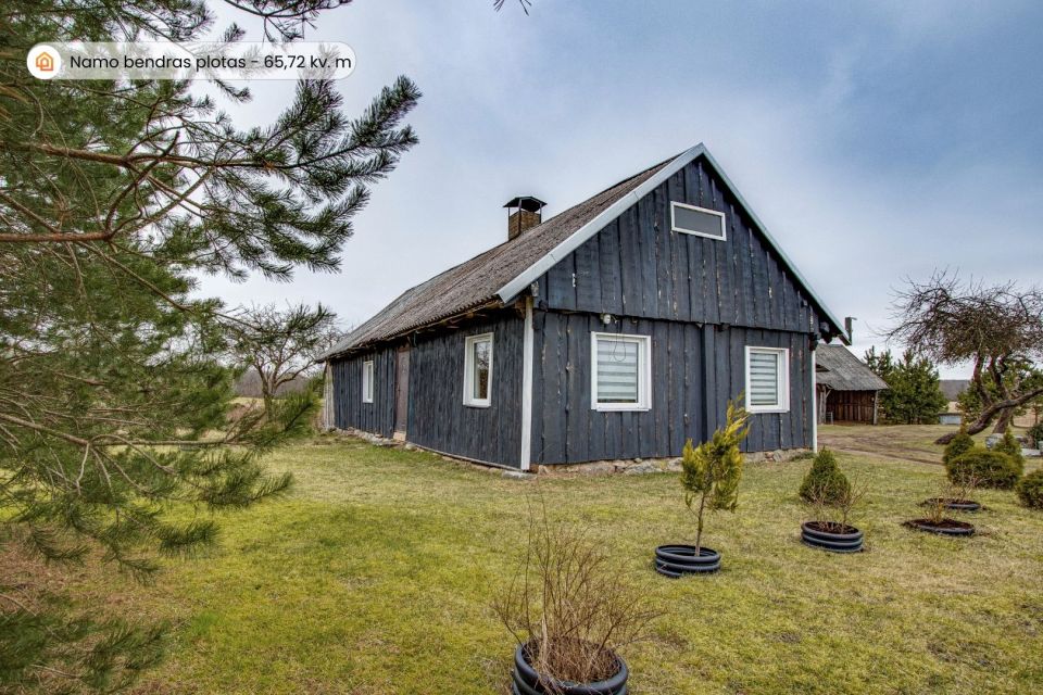 Ramioje, atokioje vietoje parduodama prižiūrėta sodyba su 33,00 arų sklypu, Kretingos rajone, Laivių k., Pievų g. 16