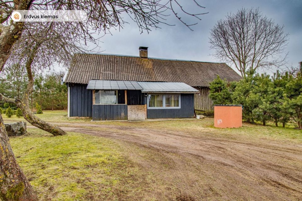 Ramioje, atokioje vietoje parduodama prižiūrėta sodyba su 33,00 arų sklypu, Kretingos rajone, Laivių k., Pievų g. 16