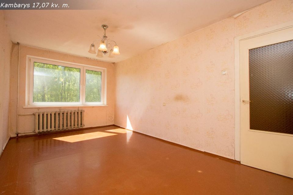Gera kaina!!! Ramioje vietoje, prie beržyno parduodamas 3 kambarių butas Respublikos g. 27, N. Akmenėje, Akmenės r.